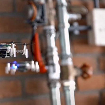Student der TU Delft für Forschung zu gasdetektierenden Minidrohnen ausgezeichnet   mit einer Crazyflie Drohne
